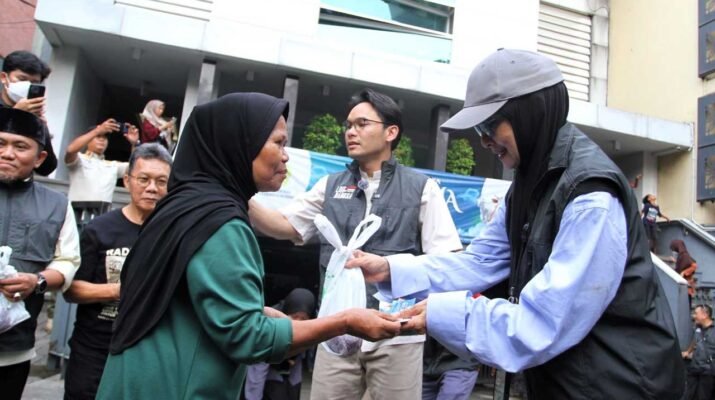Penyanyi legendaris Ida Royani dan selebriti Ben Kasyafani hadir dalam pembagian 600 paket daging kurban di Kantor DPP LDII, Senayan, Jakarta, Jumat (6/6/2025). Foto: LINES