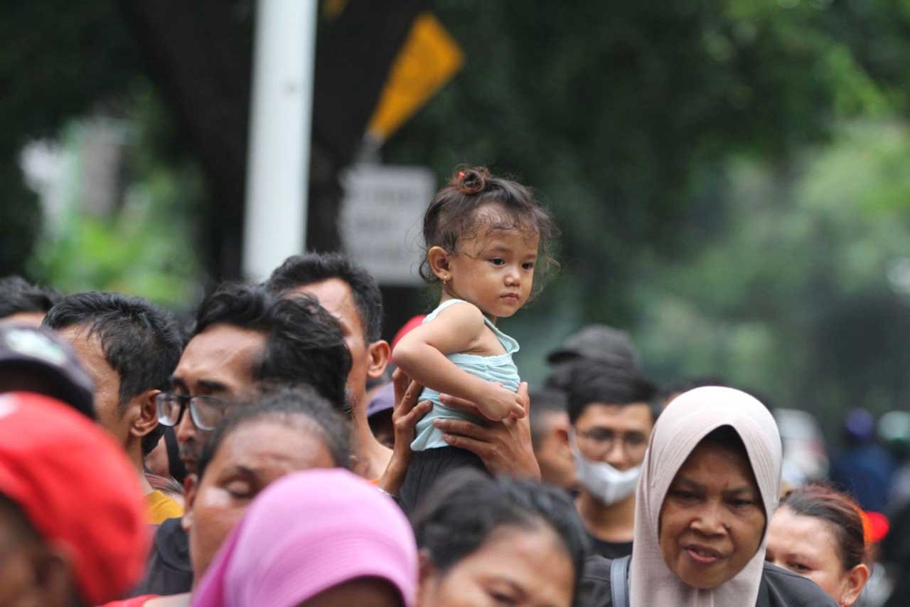 Warga antre daging kurban di Kantor DPP LDII Jalan Patal Senayan Jakarta, Jumat (6/6/2025). Foto: LINES