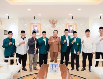 Gubernur Kalimantan Timur, Dr. H. Rudi Mas’ud, menerima audiensi pengurus DPW Lembaga Dakwah Islam Indonesia (LDII) Kalimantan Timur di Aula Lantai II Kantor Gubernur, Senin (7/6/2025). Foto: Dedy NS