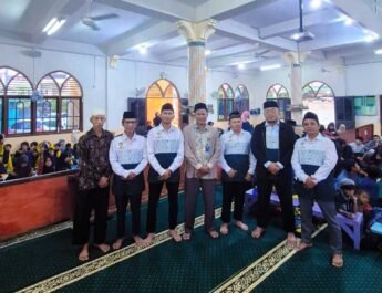 Penyuluh Agama Islam Kantor Kementerian Agama PPU, Rasman, bersama pengurus LDII PPU dan muda-mudi para generasi penerus. Foto: LINES