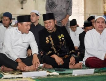 Tampak Gubernur Rudy Mas'ud berbincang dengan Wakil Gubernur Seno Aji sembari menunggu Salat Dhuhur berjamaah, di Masjid Nurul Mu’minin Samarinda, Ahad 17 Agustus 2025. Foto: Istimewa
