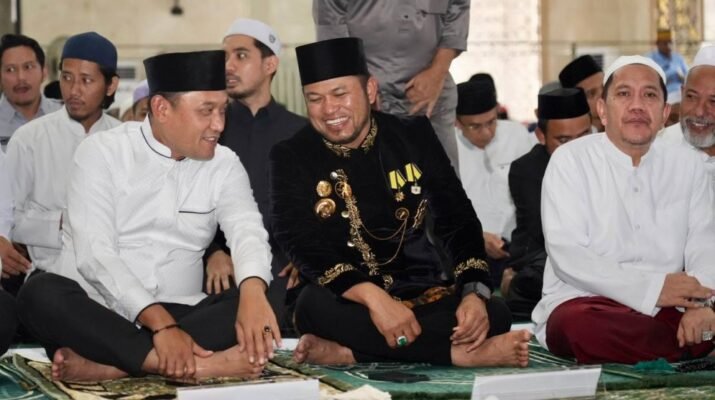 Tampak Gubernur Rudy Mas'ud berbincang dengan Wakil Gubernur Seno Aji sembari menunggu Salat Dhuhur berjamaah, di Masjid Nurul Mu’minin Samarinda, Ahad 17 Agustus 2025. Foto: Istimewa