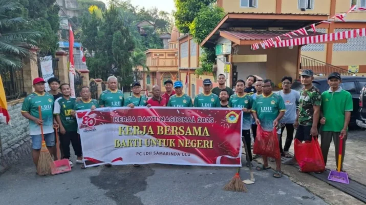 Warga LDII Kel. Dadimulya berfoto bersama sebelum setelah melaksanakan Kerja Bakti. (Foto : Kontributor LINES)