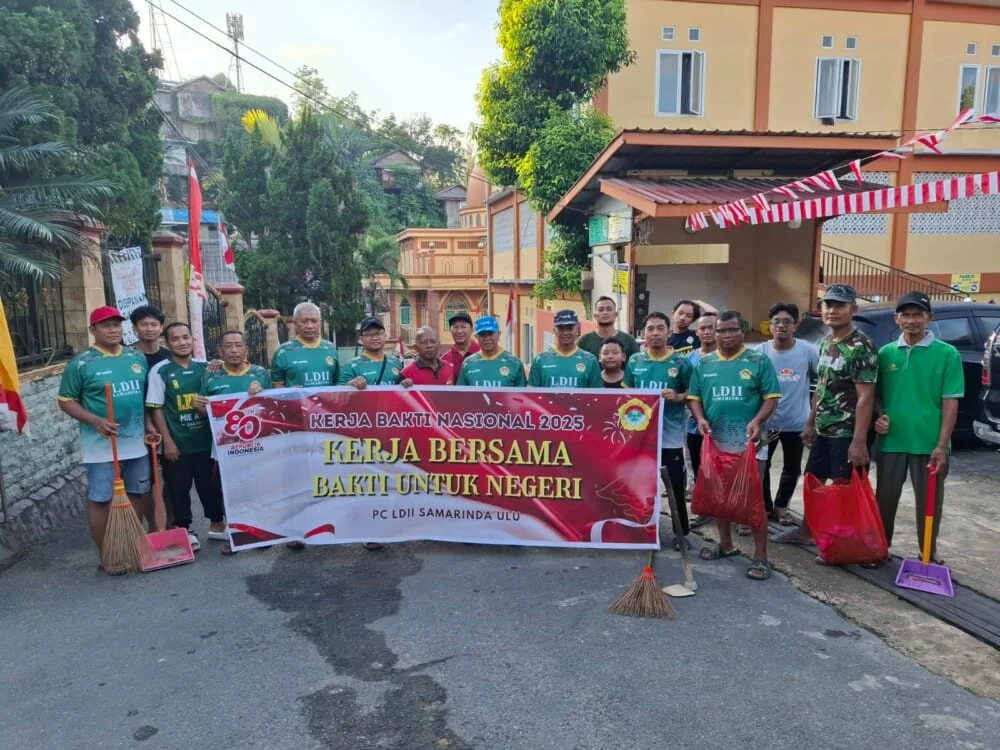 Warga LDII Kel. Dadimulya berfoto bersama sebelum setelah melaksanakan Kerja Bakti. (Foto : Kontributor LINES)