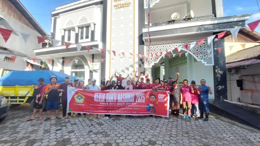 Warga LDII Kecamatan Sambutan melakukan foto bersama dengan Camat setempat sebelum melakukan Kerja Bakti. (Foto : Kontributor LINES)
