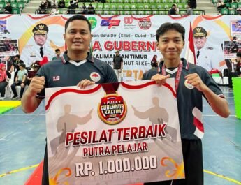 Emir Daryl Fatah (kanan) bersama pelatih yang mendampingi, Imam Ghozalie. Foto: AgusVJ/LINES