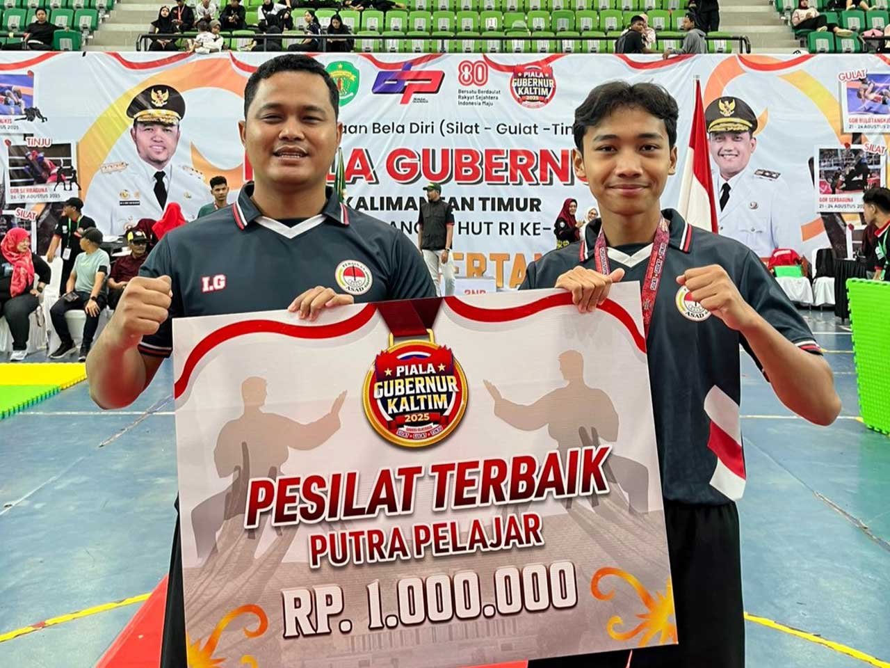 Emir Daryl Fatah (kanan) bersama pelatih yang mendampingi, Imam Ghozalie. Foto: AgusVJ/LINES