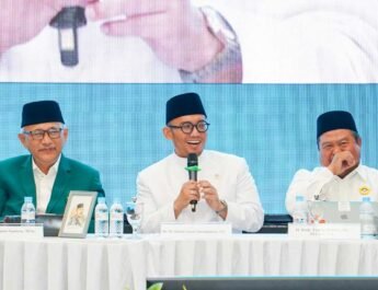 Wamen Haji dan Umroh RI Dahnil Anzar Simanjuntak saat berbicara dalam acara Rapat Koordinasi Nasional III Lembaga Dakwah Islam Indonesia di Pondok Pesantren Minhajurrosyidin, Jakarta, (23/8). Foto: LINES