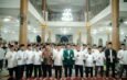 KH Muhammad Rasyid dan Ketua DPW LDII Kaltim Prof. H. Krishna P Candra beserta jajaran foto bersama dengan peserta pengajian Hadits Muslim. Foto: LINES Samarinda