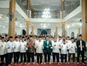 KH Muhammad Rasyid dan Ketua DPW LDII Kaltim Prof. H. Krishna P Candra beserta jajaran foto bersama dengan peserta pengajian Hadits Muslim. Foto: LINES Samarinda