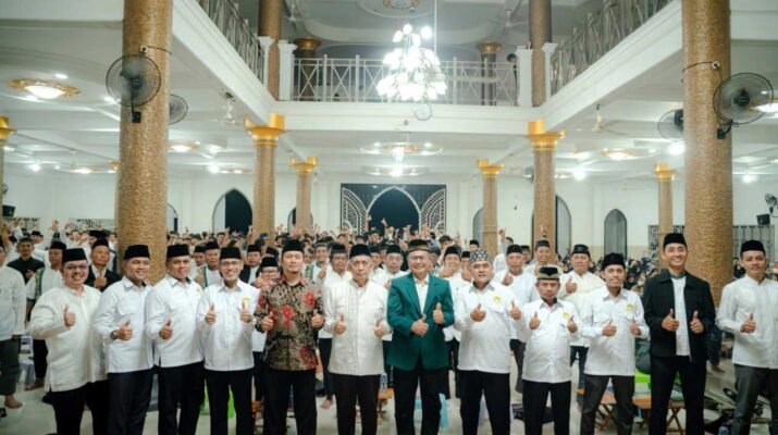 KH Muhammad Rasyid dan Ketua DPW LDII Kaltim Prof. H. Krishna P Candra beserta jajaran foto bersama dengan peserta pengajian Hadits Muslim. Foto: LINES Samarinda