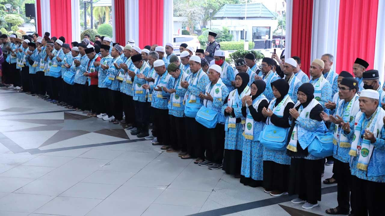 Kloter pertama, dilepas langsung oleh Wakil Gubernur Kaltim, Seno Aji di halaman Kantor Gubernur Kalimantan Timur, Selasa (26/8/2025) pukul 06.30 pagi. Foto: Pemprov Kaltim