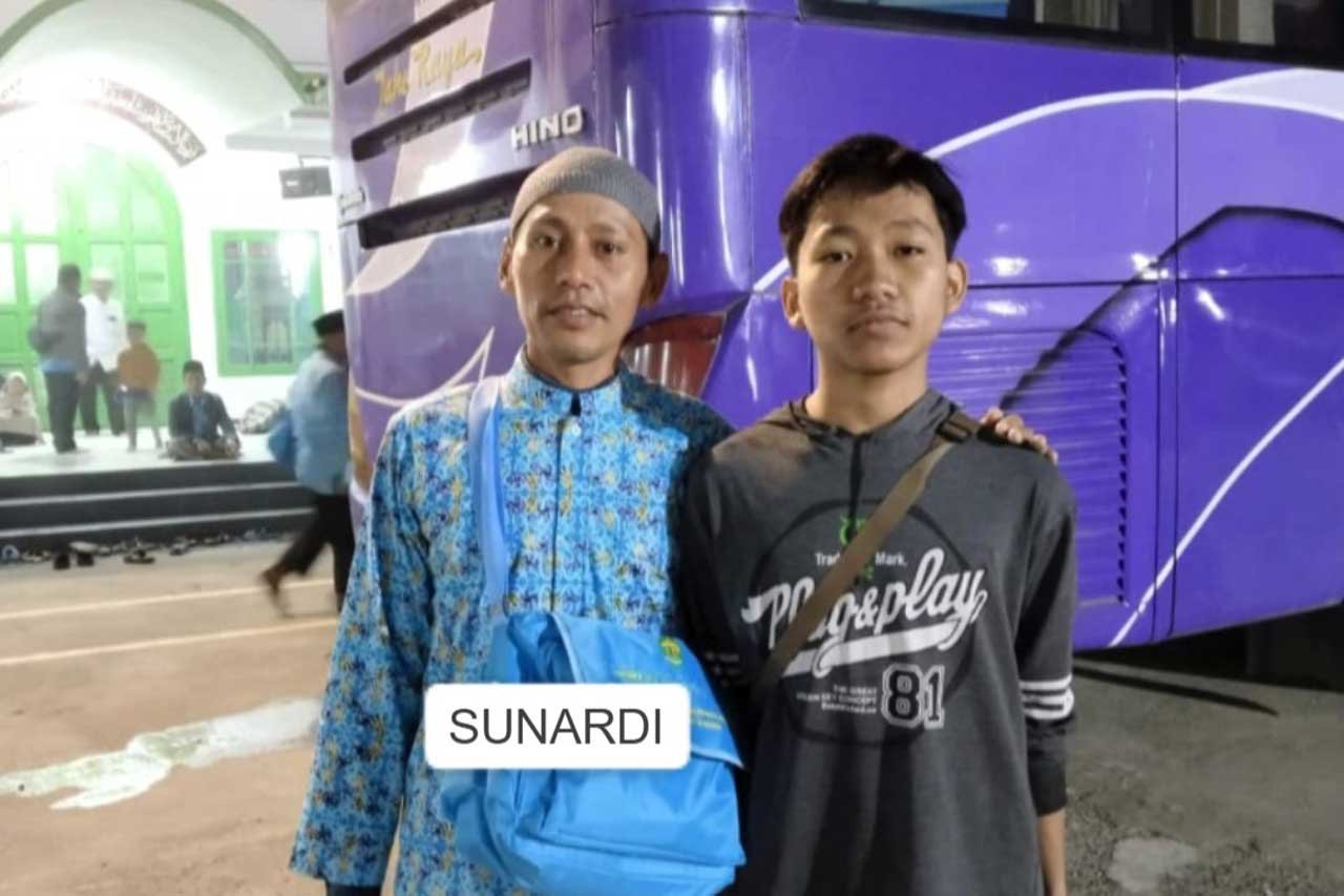 Sunardi -- foto bersama putranya -- dari Masjid Al Ikhlas Kota Samarinda, berangkat kloter tiga, 10 September 2025 dari Samarinda. Foto: LINES