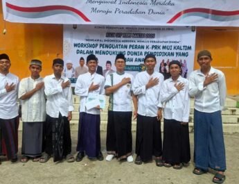 Lima santri dari Ponpes Al-Aziziyah LDII, didampingi Ustadz Asdory dan Ustadz Agung Ranggono, tampak berbaur dengan peserta lainnya. Foto: LINES