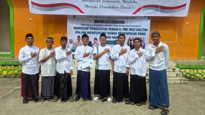 Lima santri dari Ponpes Al-Aziziyah LDII, didampingi Ustadz Asdory dan Ustadz Agung Ranggono, tampak berbaur dengan peserta lainnya. Foto: LINES