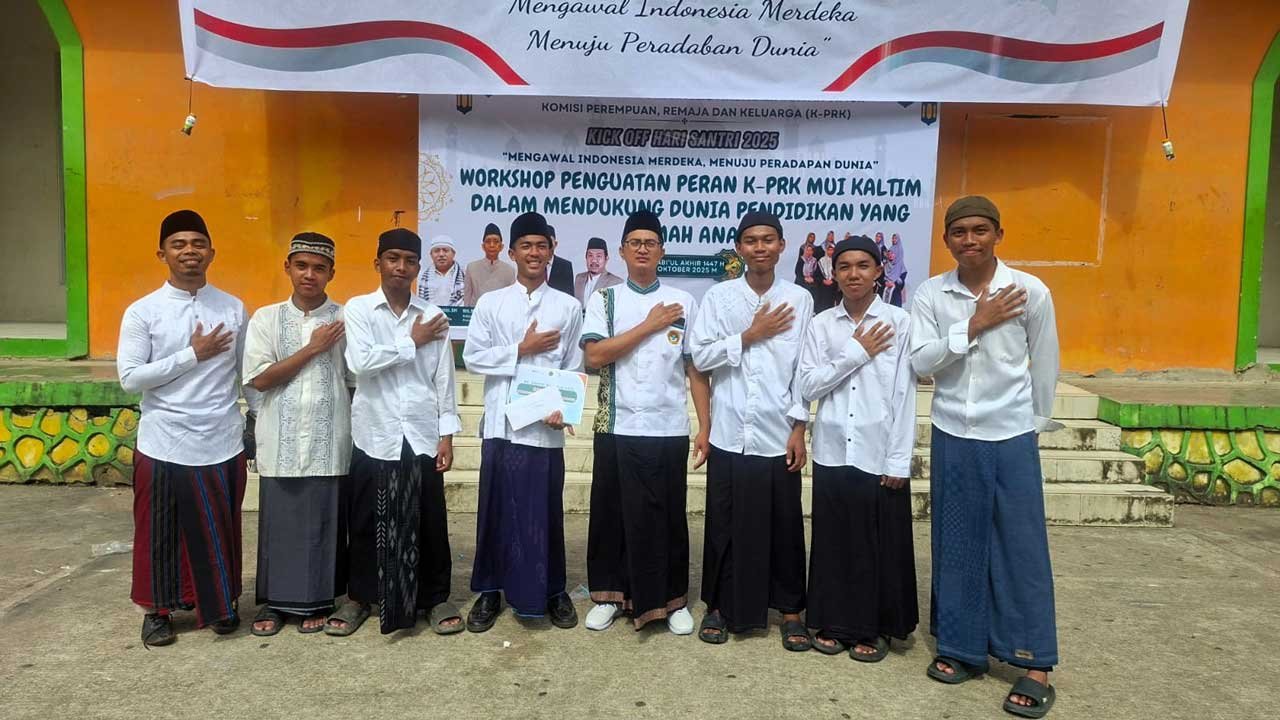 Lima santri dari Ponpes Al-Aziziyah LDII, didampingi Ustadz Asdory dan Ustadz Agung Ranggono, tampak berbaur dengan peserta lainnya. Foto: LINES