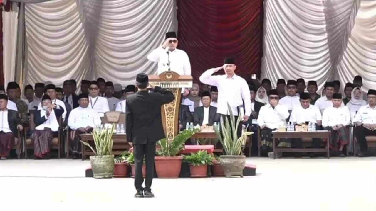 Apel HSN 2025 digelar di Lapangan Ponpes Nabil Husein Samarinda, Rabu (22/10/2025), tampak Wakil Gubernur (Wagub) Kaltim Seno Aji, yang bertindak sebagai pembina apel, menekankan pentingnya pengelolaan pondok pesantren yang profesional dan lingkungan yang kondusif. Foto: Istimewa