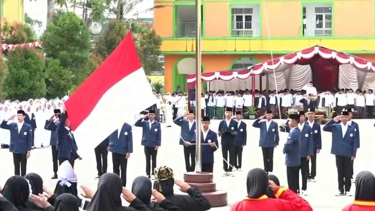 Apel HSN 2025 digelar di Lapangan Ponpes Nabil Husein Samarinda, Rabu (22/10/2025), dan dihadiri oleh ratusan santri dari berbagai pesantren di wilayah Samarinda. Wakil Gubernur (Wagub) Kaltim Seno Aji, yang bertindak sebagai pembina apel, menekankan pentingnya pengelolaan pondok pesantren yang profesional dan lingkungan yang kondusif. Foto: Istimewa