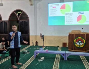 Sekretaris DPW LDII Kaltim, Wildan Taufik, memberikan pengarahan khusus mengenai Pedoman Jurnalistik LDII dan pentingnya etika dalam bermedia sosial. Foto: LINES