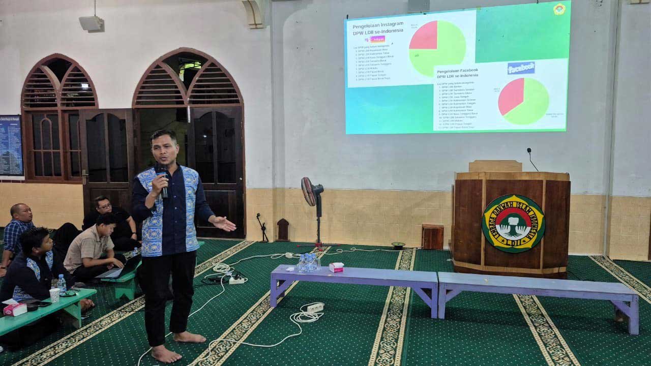 Sekretaris DPW LDII Kaltim, Wildan Taufik, memberikan pengarahan khusus mengenai Pedoman Jurnalistik LDII dan pentingnya etika dalam bermedia sosial. Foto: LINES