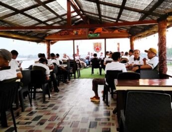 Suasana senja di atas kapal Silaq Maran menyusuri Sungai Mahakam Samarinda. Foto: LINES