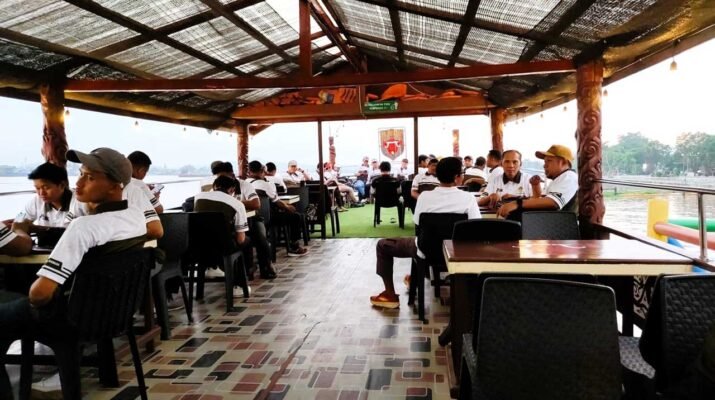 Suasana senja di atas kapal Silaq Maran menyusuri Sungai Mahakam Samarinda. Foto: LINES