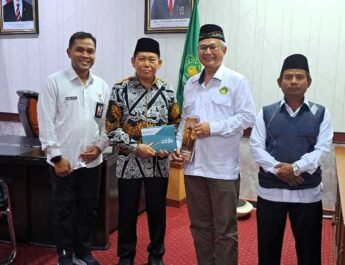 Kepala Kanwil Kemenag Kaltim, H. Abdul Khaliq, M.Pd, di ruang kerjanya menerima rombongan Pengurus DPW LDII Kaltim yang dipimpin oleh Ketua Prof. Dr. Ir. H. Krishna Purnawan Candra, MS, didampingi Sekretaris H. Wildan Taufik serta H. Sumardi. Foto: LDII Kaltim