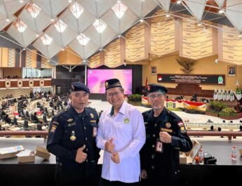 Ketua DPW dengan Wanhat dan Pengurus Senkom Mitra Polri Provinsi Kaltim, H. Waspdo dan Dodit S. Foto: LINES