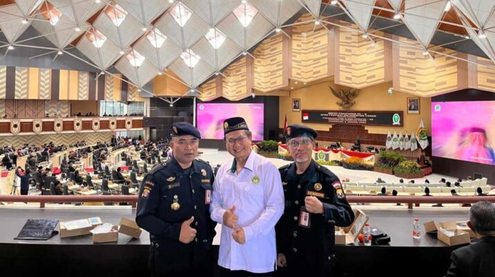 Ketua DPW dengan Wanhat dan Pengurus Senkom Mitra Polri Provinsi Kaltim, H. Waspdo dan Dodit S. Foto: LINES