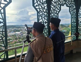 Achmad Asdory, anggota tim rukyatul hilal DPW LDII Kalimantan Timur telah melakukan pengamatan di beberapa titik, salah satunya di Menara 99 Islamic Center Samarinda. Foto: LINES
