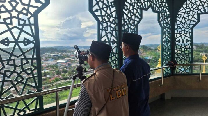 Achmad Asdory, anggota tim rukyatul hilal DPW LDII Kalimantan Timur telah melakukan pengamatan di beberapa titik, salah satunya di Menara 99 Islamic Center Samarinda. Foto: LINES
