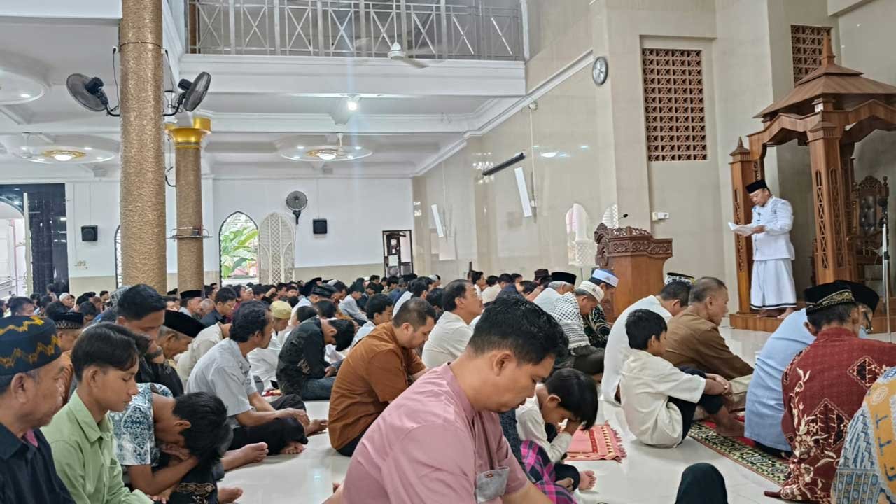 Suasana Salat Iduladha, Rabu (27/5/2026) di Masjid Al Aziziyah Samarinda. Foto: LINES